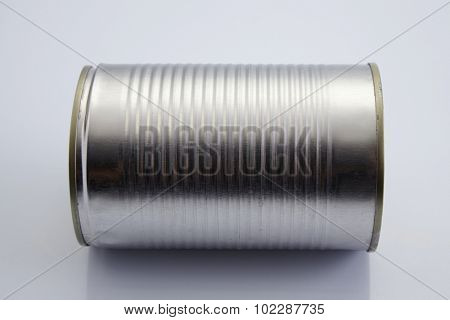 blank aluninium can on the white background