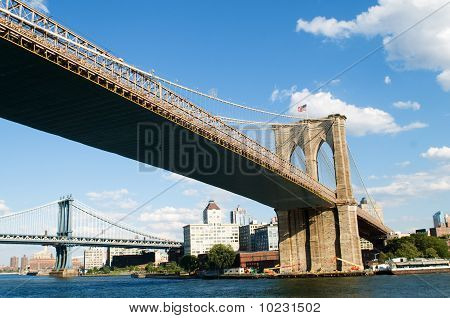 สะพาน Brooklyn ในนิวยอร์กในวันฤดูร้อนที่สดใส