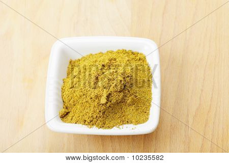 Khmeli Suneli baharat karışımı ahşap tabak