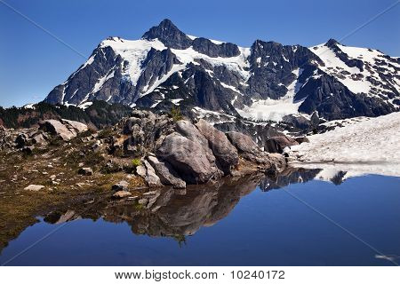 ภูเขา Shuksan สีน้ำเงินหิมะสระศิลปินจุดรัฐวอชิงตันสหรัฐอเมริกา
