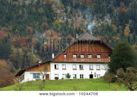 Casa rural al pie de una colina