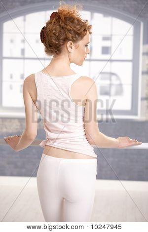 Młoda dziewczyna stoi Bar pokazano ją z powrotem