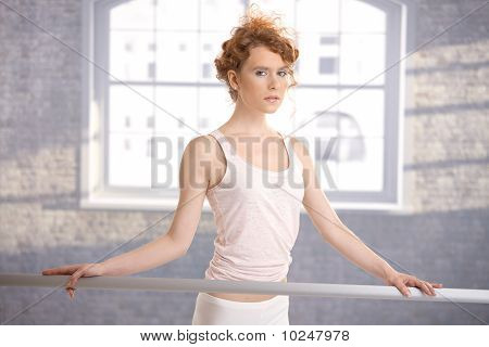 Pretty Ballerina dziewczynę stojącą pasek praktykujących