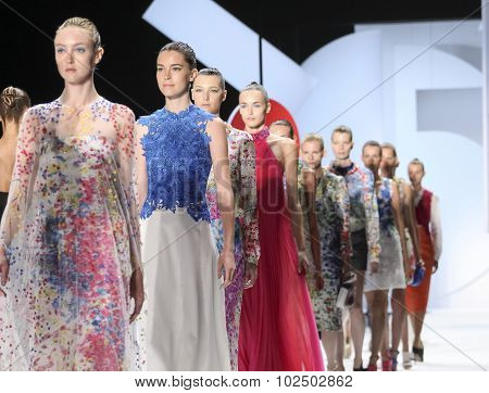 Monique Lhuillier Ss 2106