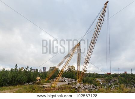 Lifting crane hewn rocks in a quarry