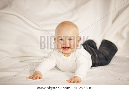 행복 하 게 웃는 아기 소녀