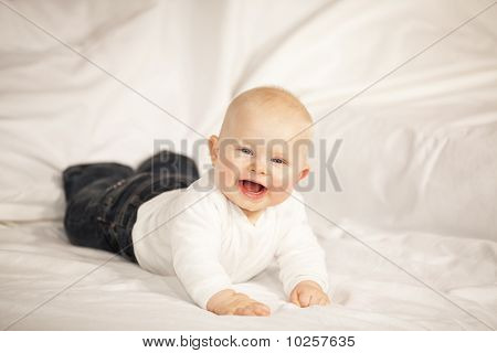 행복 하 게 웃는 아기 소녀