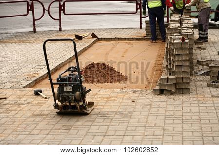 induration sand and laying paving slabs