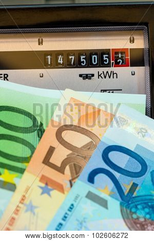 an electricity meter measures the current consumed. save symbolfoto for electricity price and electricity