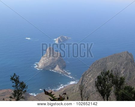 The ocean and cliffs
