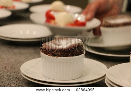 Nachtisch Mit Schokoladenkuchen, Erdbeeren Und Sahne Sowie Vanilleeis