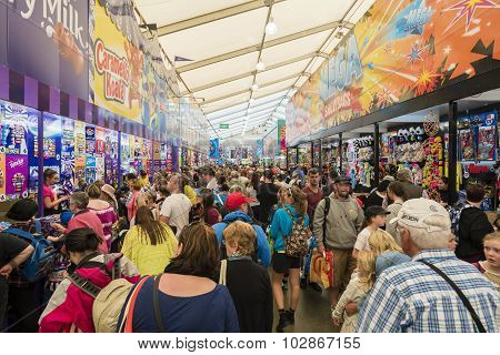 People buying showbags at the 2015 Royal Melbourne Show