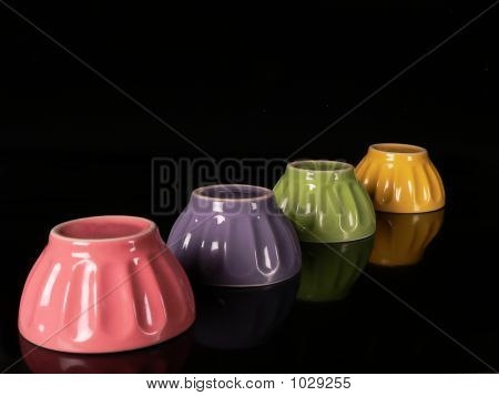 Gekleurde Cups In een zwarte achtergrond