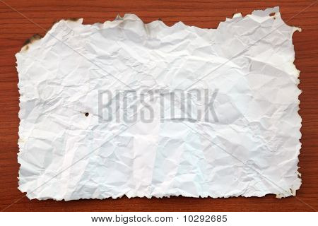 papel arrugado con bordes quemados