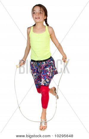 Fille d'âge primaire à sauter