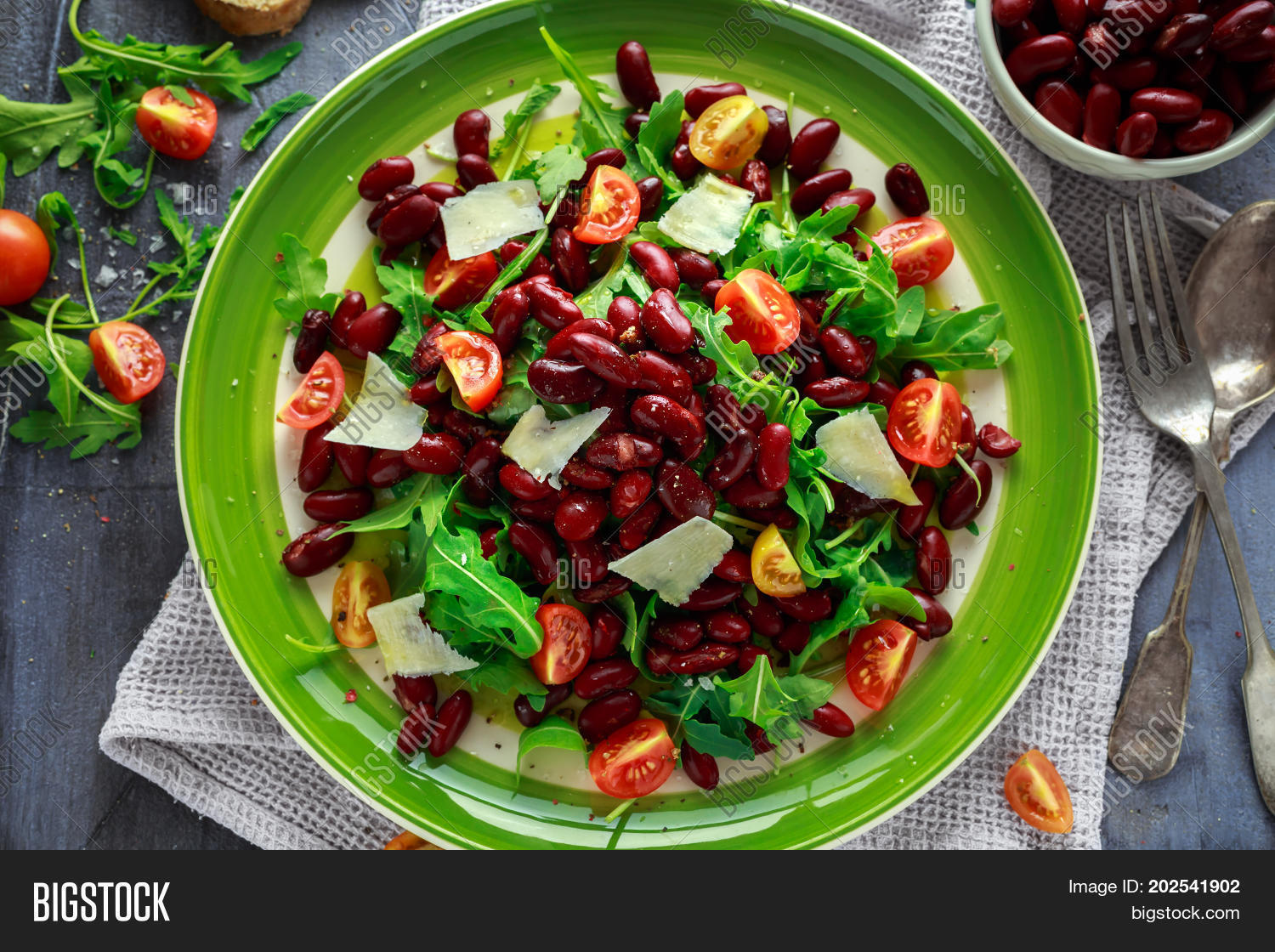 салат с инжиром и сыром и рукколой. руккола с фасолью салат. салат с инжиром и рукколой. салат с инжиром и сыром с плесенью. салат с рукколой и помидорами и фасолью.