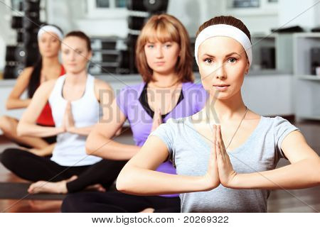 Grupo de jovens mulheres no centro de ginástica. Yoga.