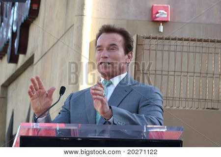 LOS ANGELES - DEC 18: Arnold Schwarzenegger na Hollywoodském chodníku slávy obřad pro James Camero