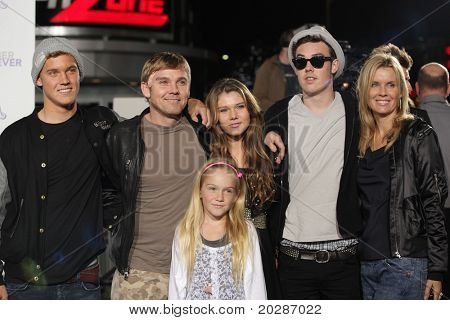 LOS ANGELES - 09 de FEB: RICK SCHRODER & familia llega a Los 