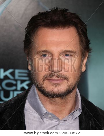 LOS ANGELES - FEB 16: Liam Neeson kommt bei der 