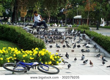 Thessaloniki, Greece - September 26, 2006:street Scene In The City Of Thessaloniki In The Early Morn
