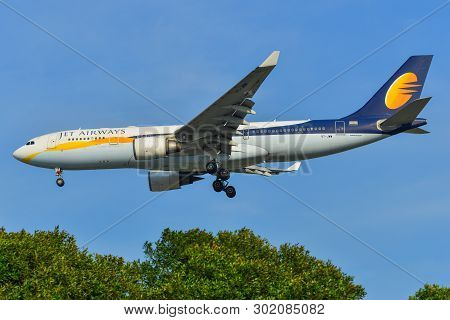 Airplane Landing At Changi Airport (sin)