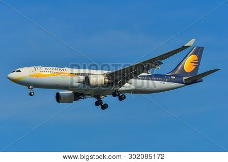 Airplane Landing At Changi Airport (sin)