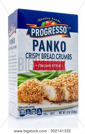 Winneconne, Wi - 11 May 2019 : A Package Of Progresso Panko Crispy Bread Crumbs On An Isolated Backg