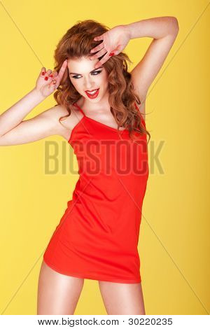 Seksi ince bacaklarını göstermek için harekete geçirilen her iki kollu kırmızı mini etek capcanlı redhead