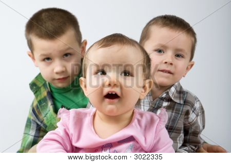 Słodkie rodzeństwo kaukaski, jeden, cztery i osiem lat starych.