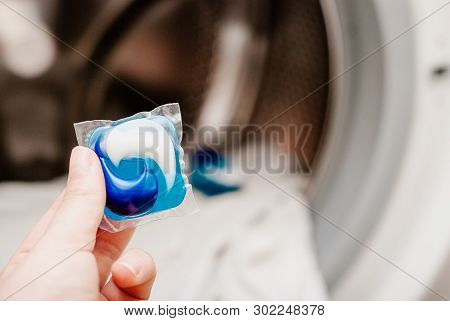 Gel Capsule In Hand For Washing Mashine, Liquid Coloured Detergent