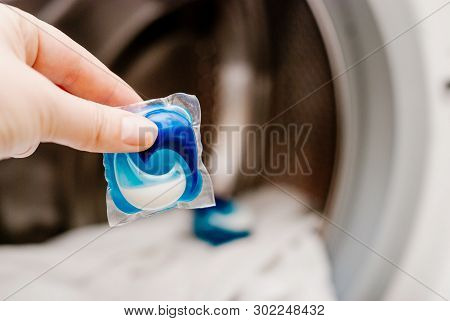 Gel Capsule In Hand For Washing Mashine, Liquid Coloured Detergent