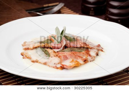 Saltimbocca - dana eti prosciutto ve taze adaçayı yaprakları ile dilim.