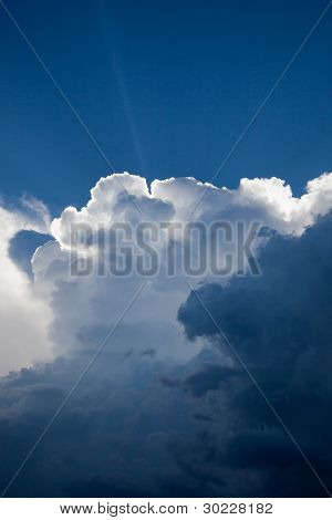 Sunbeam poprzez budowanie niewielkie zachmurzenie - chmury Cumulonimbus