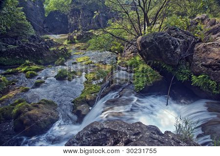 einen kleinen Wasserfall strÃ¶mt
