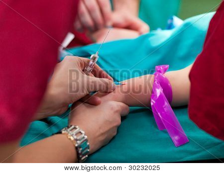 Pediatric kirurgi, sygeplejerske starter en iv drop
