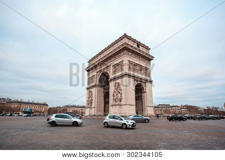 Paris, France - 15.01.2019: Arc De Triump, Located In The Middle Of The Place Charles De Gaulle