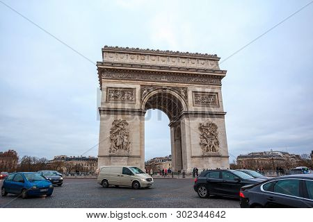 Paris, France - 15.01.2019: Arc De Triump, Located In The Middle Of The Place Charles De Gaulle