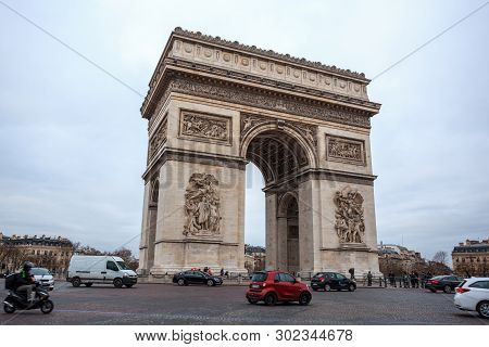Paris, France - 15.01.2019: Arc De Triump, Located In The Middle Of The Place Charles De Gaulle