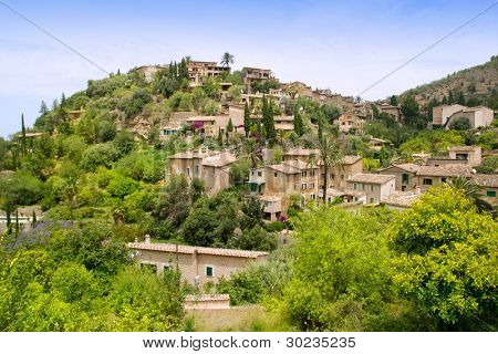 Deia typisk sten landsby i Mallorcas Tramuntana bjergene Baleariske Spanien