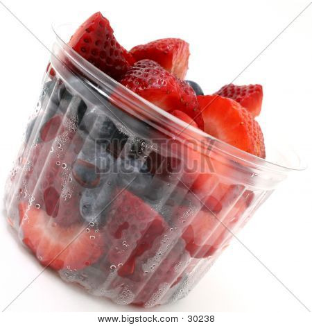 Cubo de fruta fresca sobre blanco