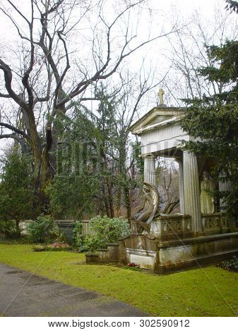 Friedhof Engesohde Statue, Taken In Hannover - Germany