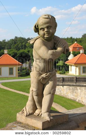 Statua di un bambino