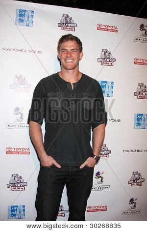 LOS ANGELES - FEB 19: Alan Ritchson ankommer til den 2nd årlige Hollywood Rush på Wilshire Ebell 