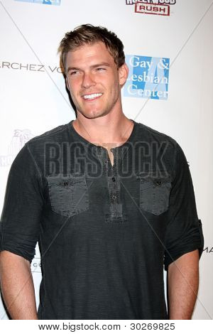 LOS ANGELES - FEB 19: Alan Ritchson ankommer til den 2nd årlige Hollywood Rush på Wilshire Ebell 