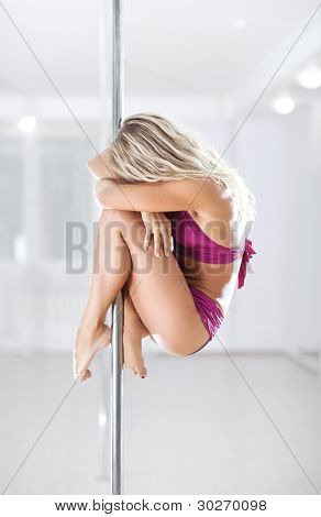 Donna di giovane pole dance. Colori bianchi luminosi.