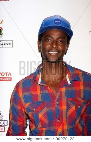 LOS ANGELES - FEB 19: Edi Gathegi ankommer til den 2nd årlige Hollywood Rush på Wilshire Ebell på