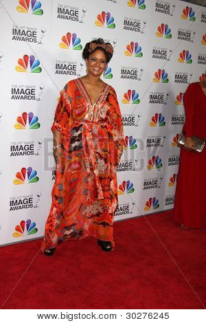 .LOS ANGELES - FEB 17: Tonya Lee Williams přijíždí na 43 NAACP Image Awards na svatyni Audi