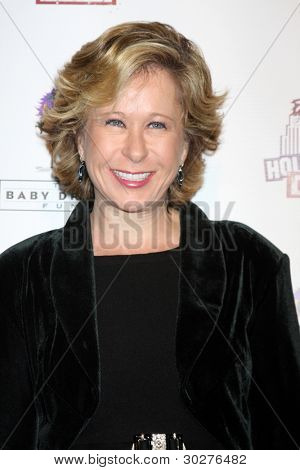 Los Angeles feb 19: Yeardley Smith kommt bei der 2. jährlichen Hollywood Ansturm auf die Wilshire Ebell