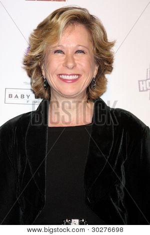 Los Angeles feb 19: Yeardley Smith kommt bei der 2. jährlichen Hollywood Ansturm auf die Wilshire Ebell